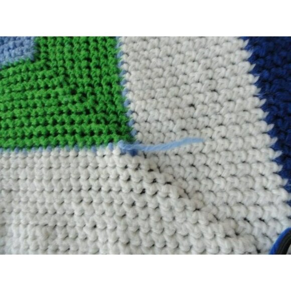 Vtg Very Large Handmade Crocheted Bedspread Afghan Blues Green White Square - Picture 5 of 10